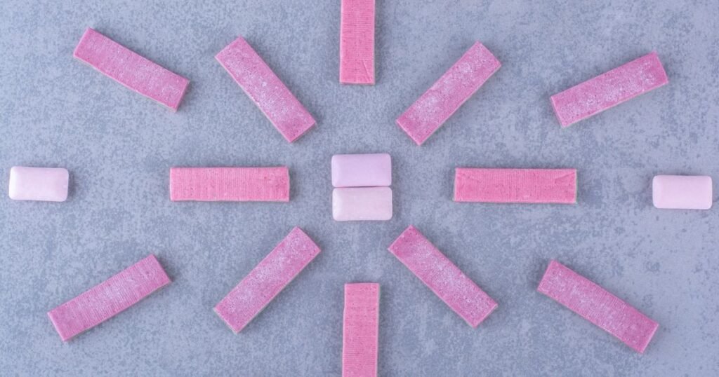 Comportamiento de compra en tienda física con chicles ubicados junto a la caja para generar compras impulsivas.