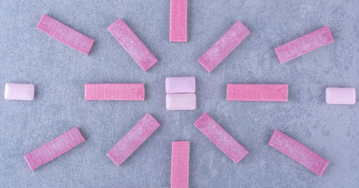 Comportamiento de compra en tienda física con chicles ubicados junto a la caja para generar compras impulsivas.